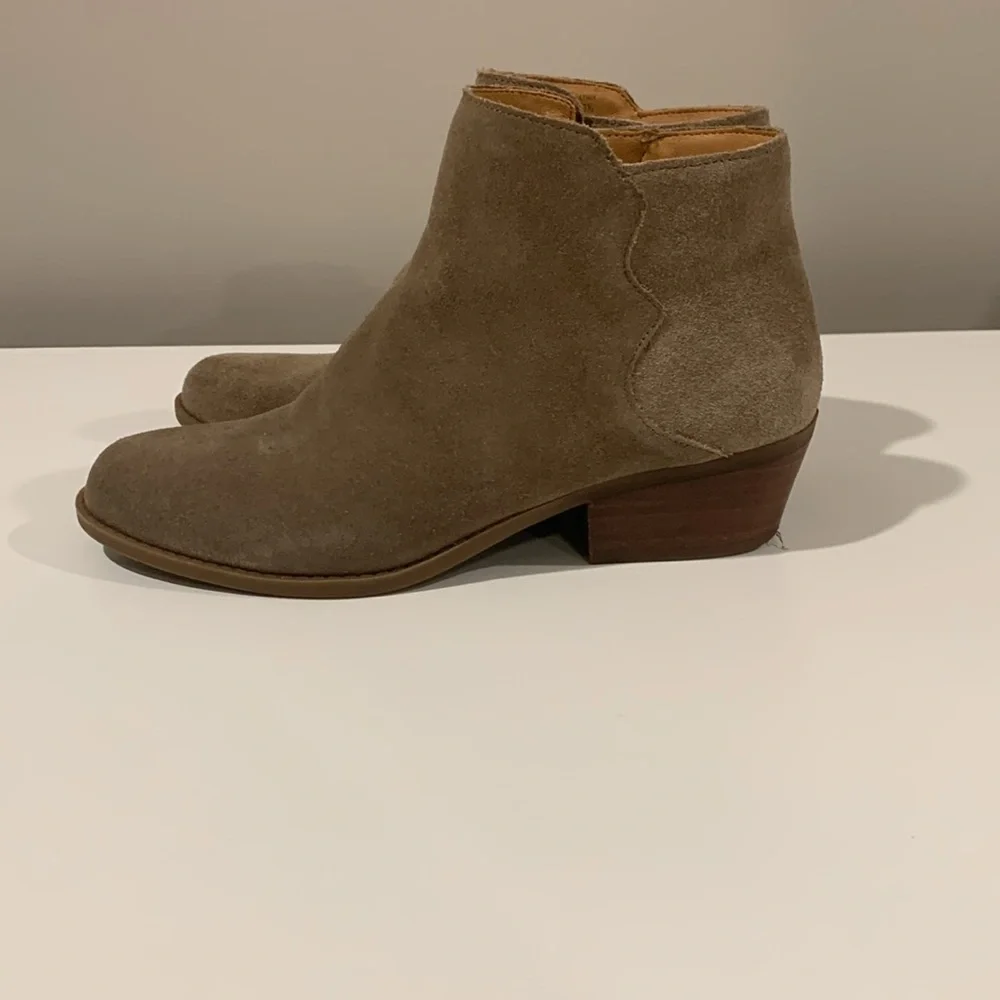 Boots - Picture 3 of 7